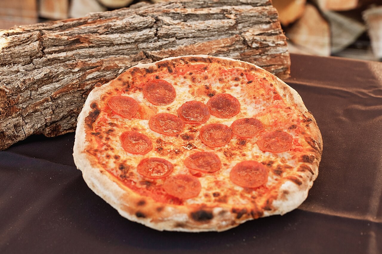 A classic wood-fired pizza fresh out of the oven, the sit-down style found at most Tirana pizzerias