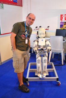 Elvis Plaku & robot (photo)